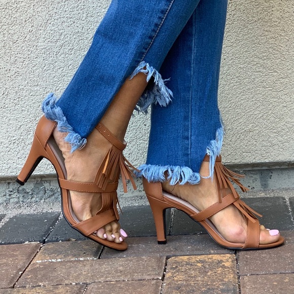 NIB Cognac Double Tassle Kitten Heel Sandals - Picture 2 of 8